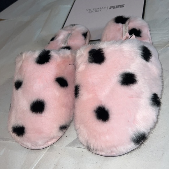 7/8 VICTORIA'S SECRET
Closed Toe Faux Fur Slipper - Picture 4 of 15